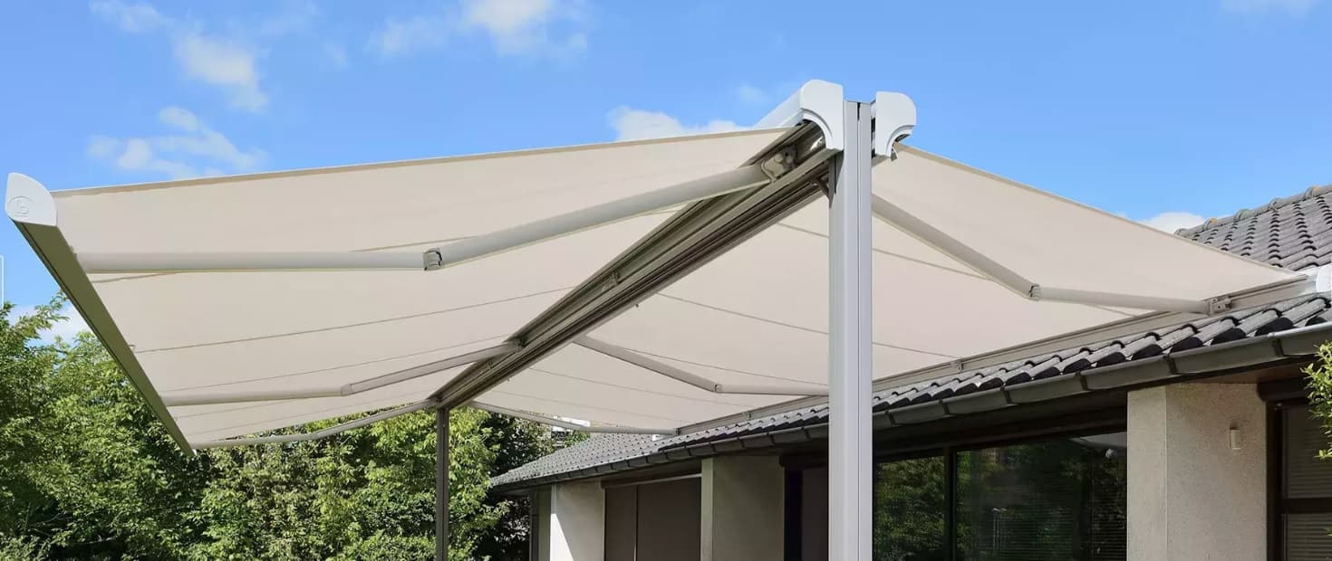 Freestanding terrace awning providing double-sided shade coverage